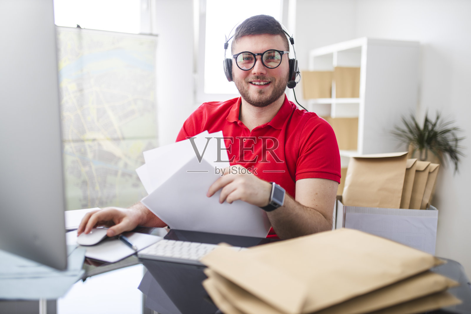 邮局的邮差照片摄影图片