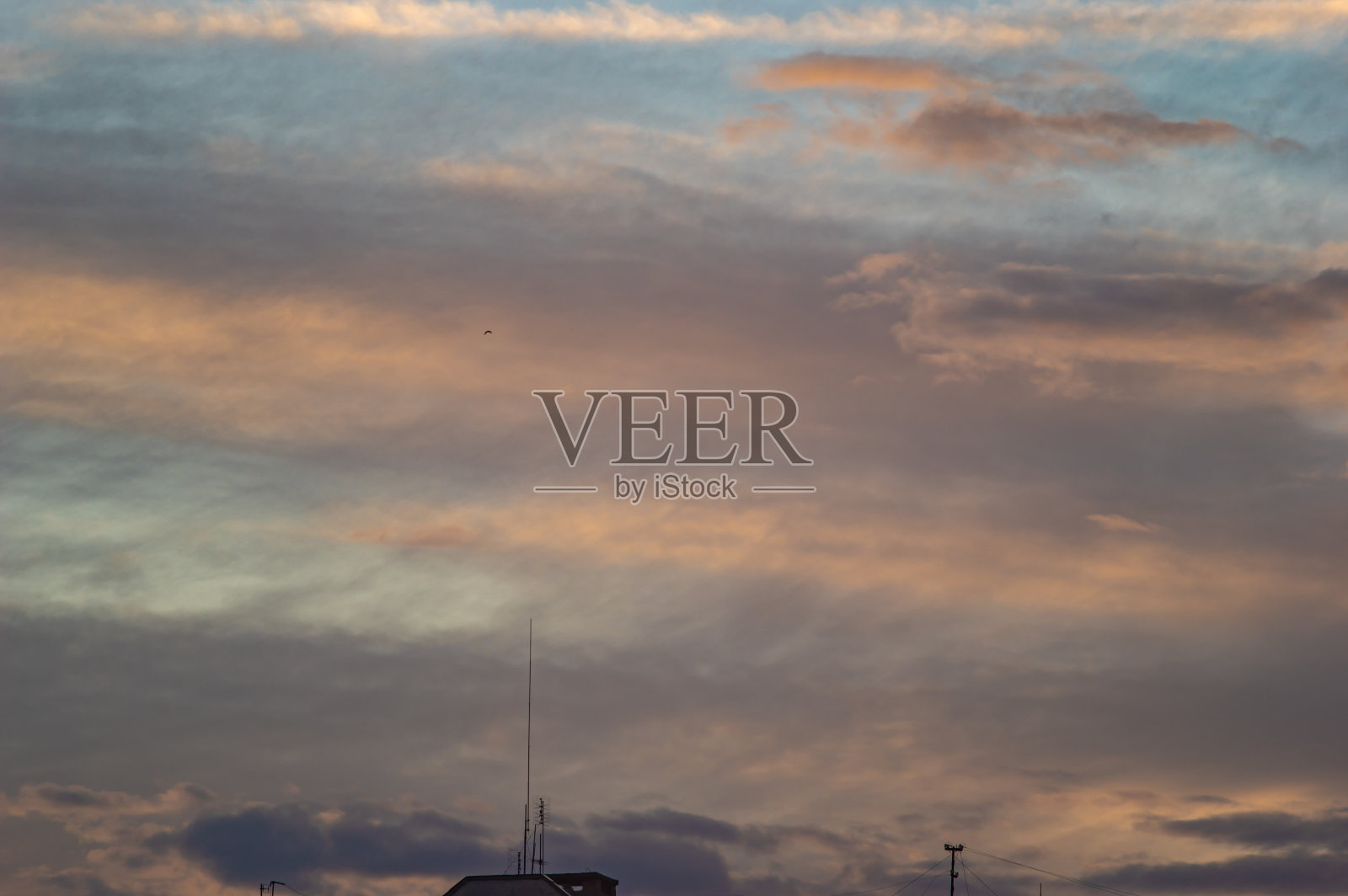 傍晚天空中的云朵和屋顶照片摄影图片