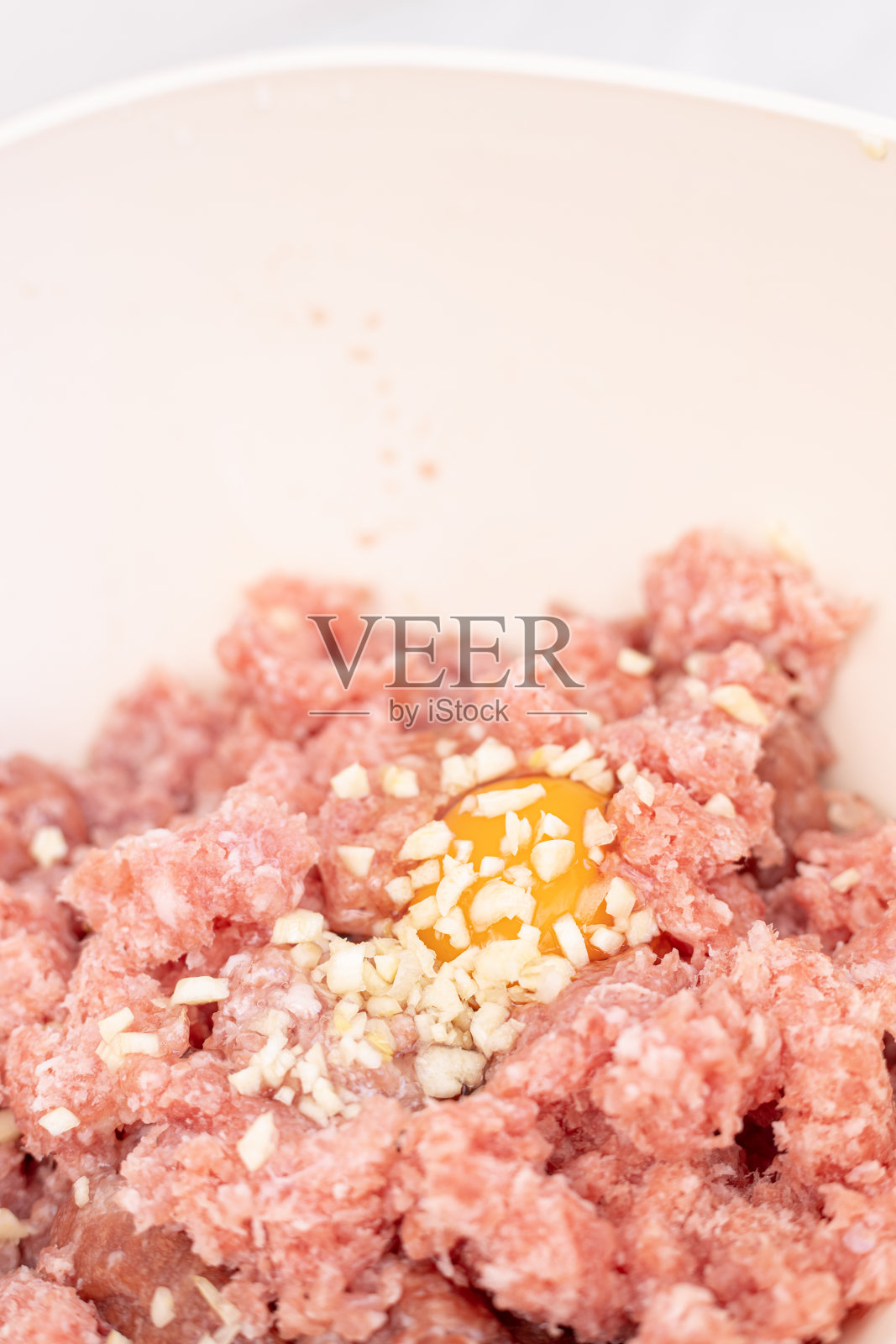 生肉馅，鸡蛋碎和洋葱碎混合制成肉丸。用自制食物的概念复制空间照片摄影图片