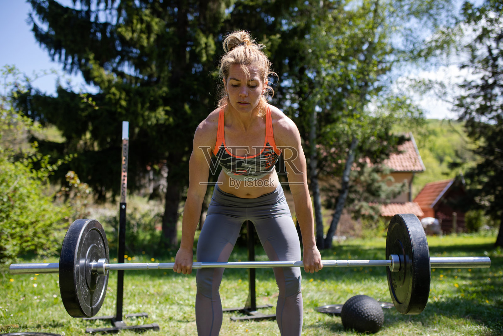 一个漂亮健康的女人在做举重训练照片摄影图片
