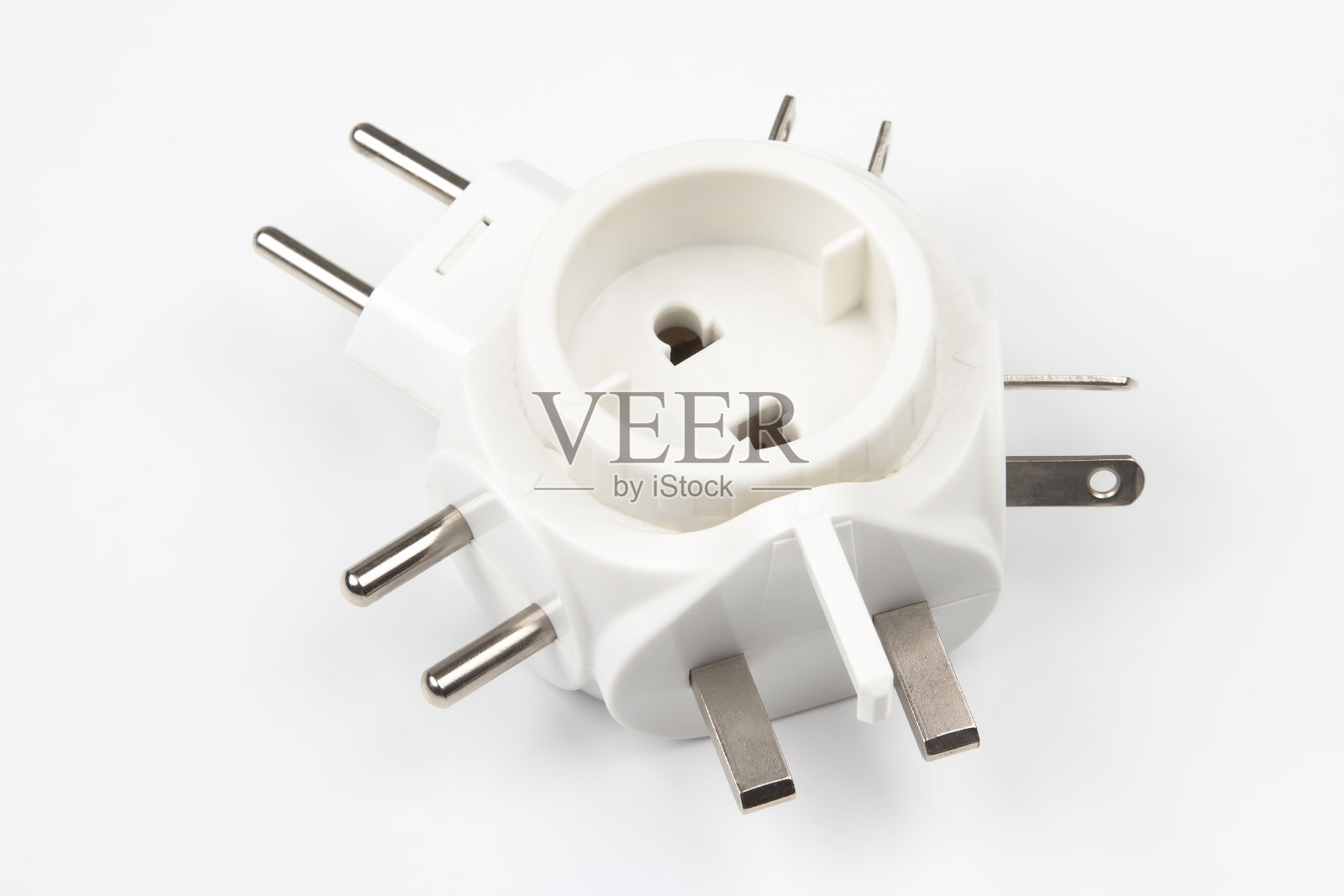 用于白色背景上各种类型的电插头和设备的适配器照片摄影图片