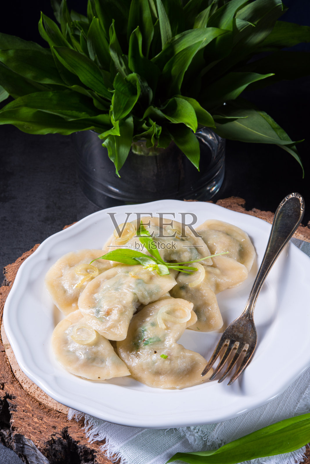 波兰饺子，里面有ramsons香蒜沙司照片摄影图片