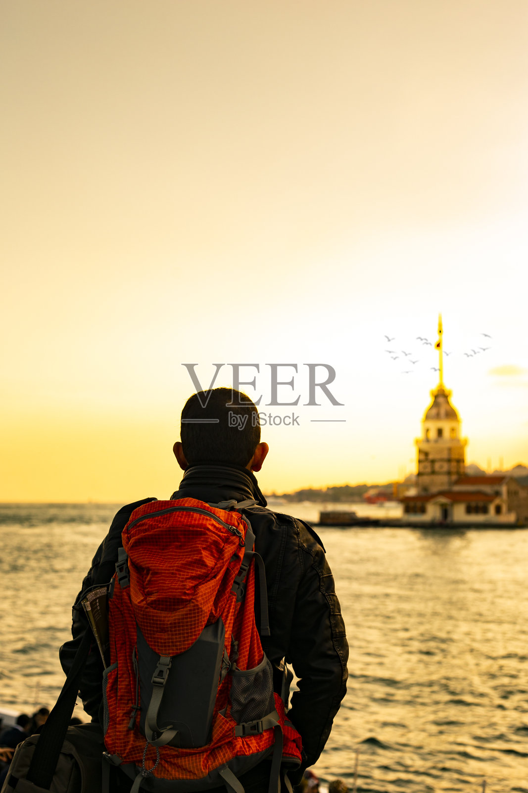 亚洲旅行者在土耳其伊斯坦布尔城的处女塔景观照片摄影图片