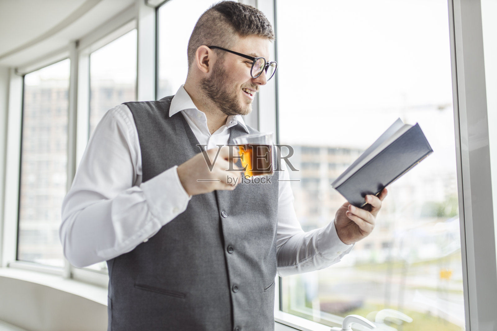 读书喝茶的男人照片摄影图片