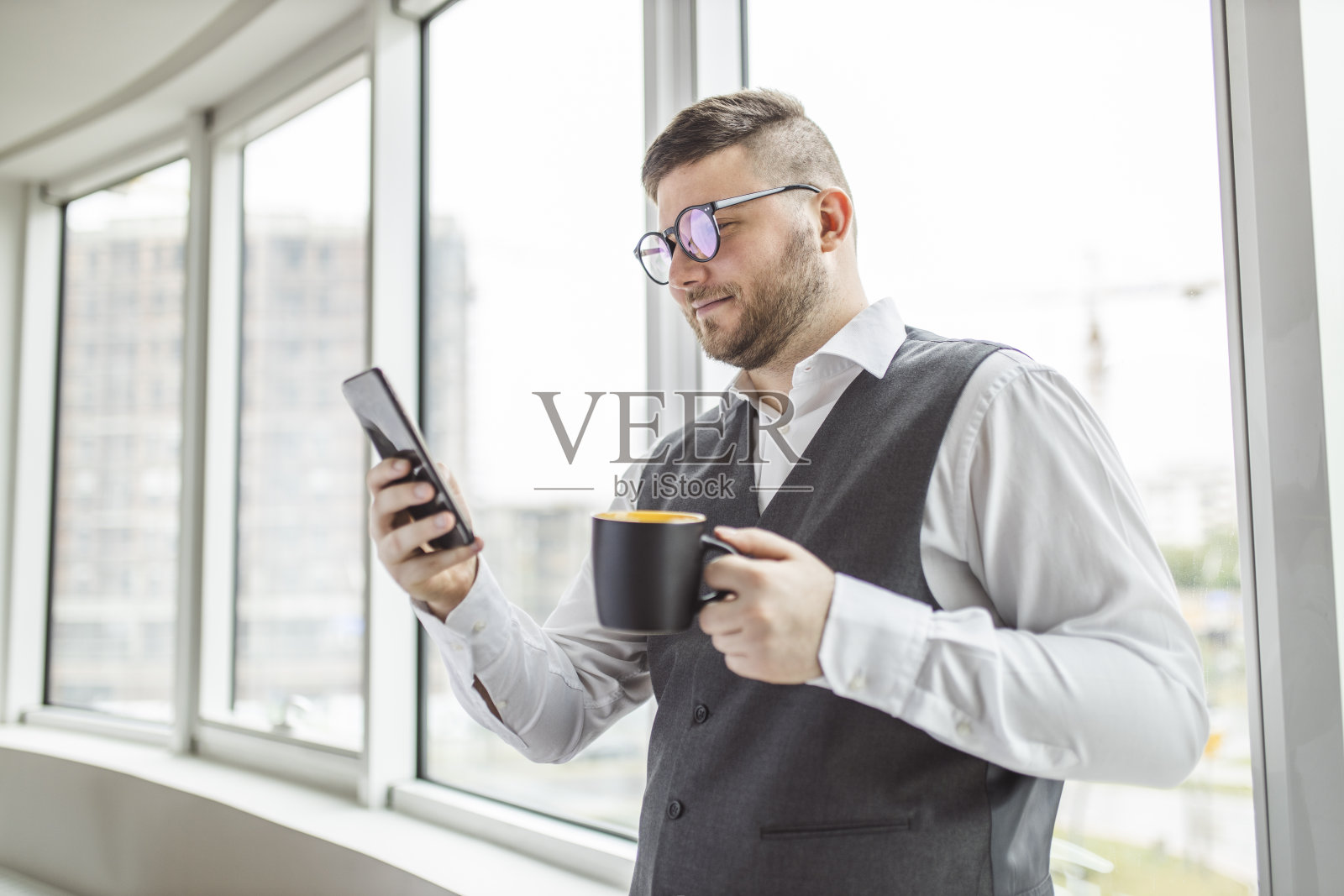 打电话喝咖啡的男人照片摄影图片