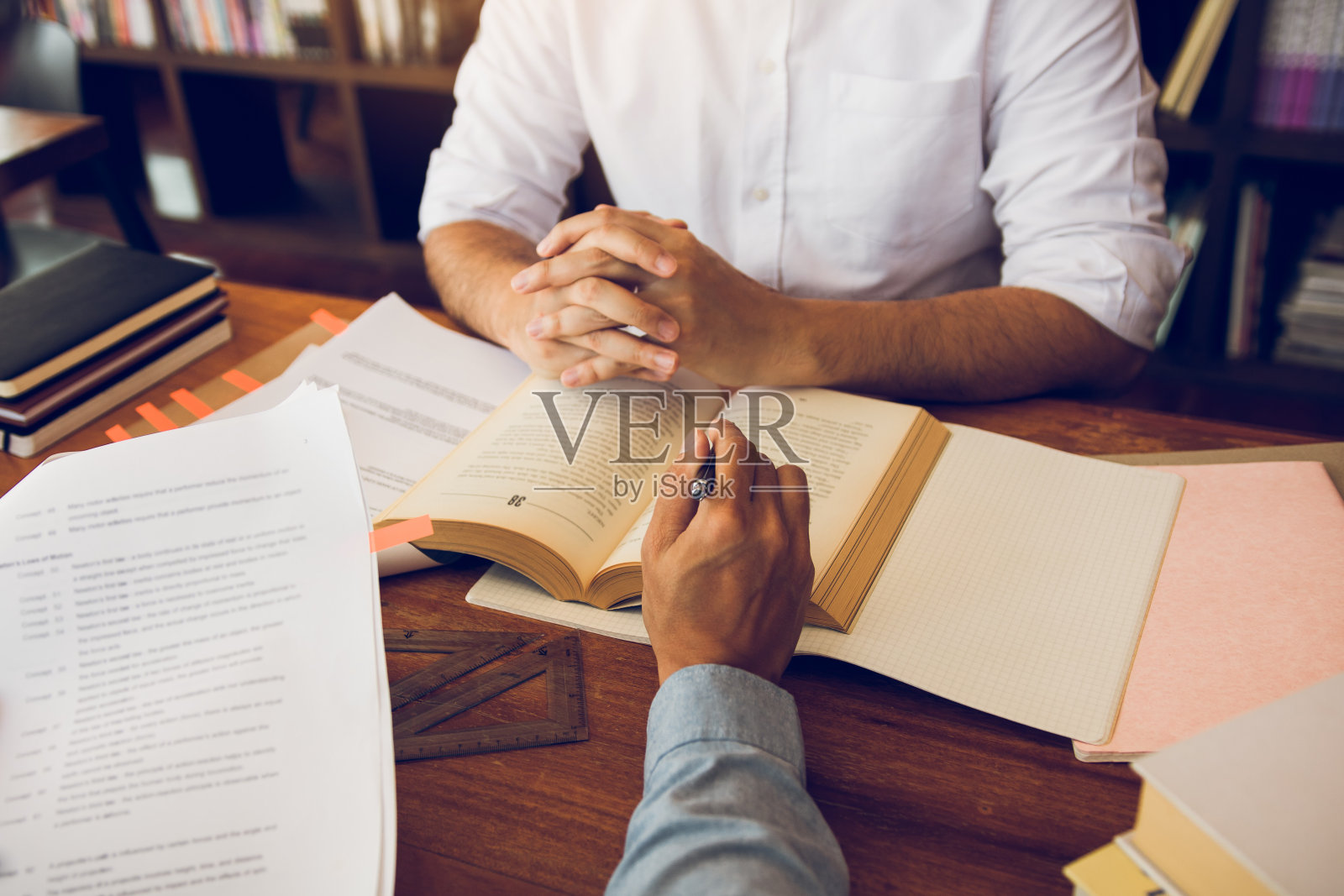 青少年在桌前学习，做作业照片摄影图片