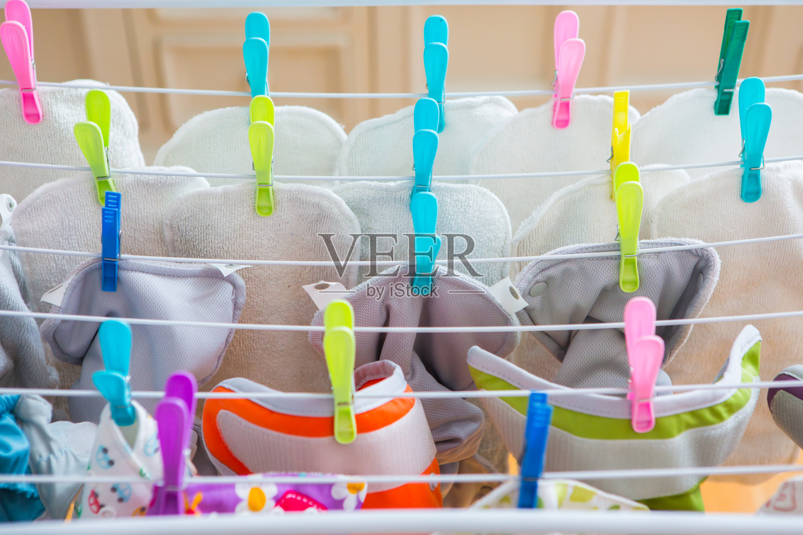 尿布衣服在室内照片摄影图片