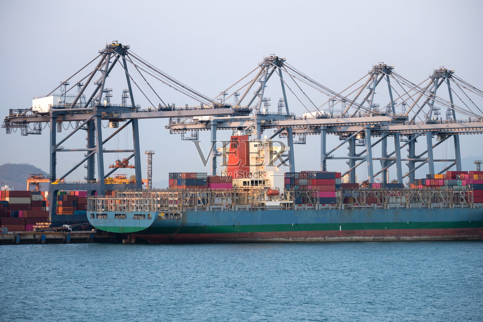 卸货货船集装箱。物流业务的概念。照片摄影图片