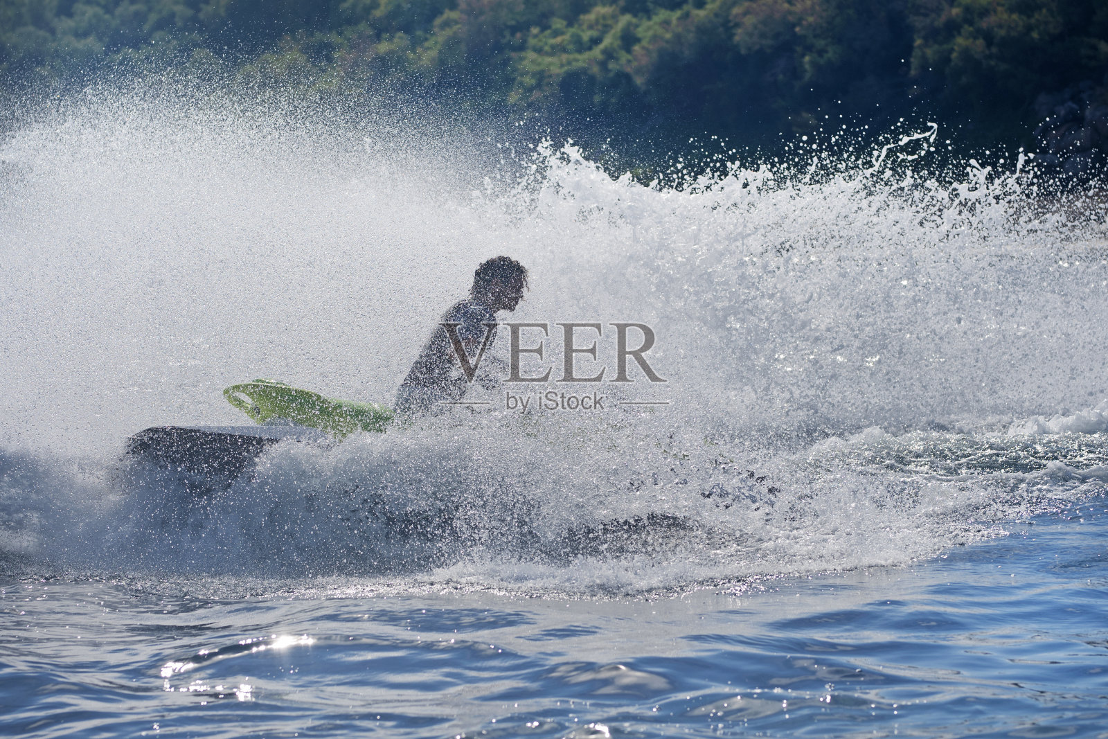 蓝色的日子里，在碧绿的海面上骑水上摩托艇照片摄影图片
