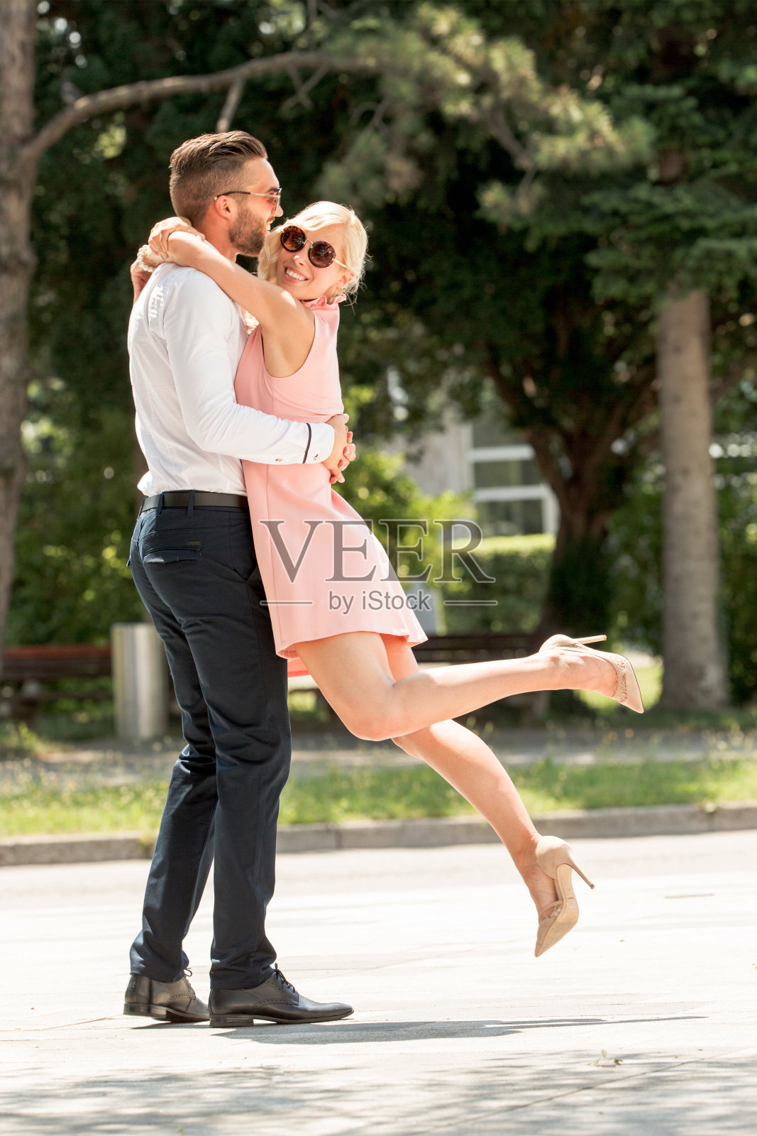 快乐的丈夫和妻子拥抱和享受户外一起照片摄影图片