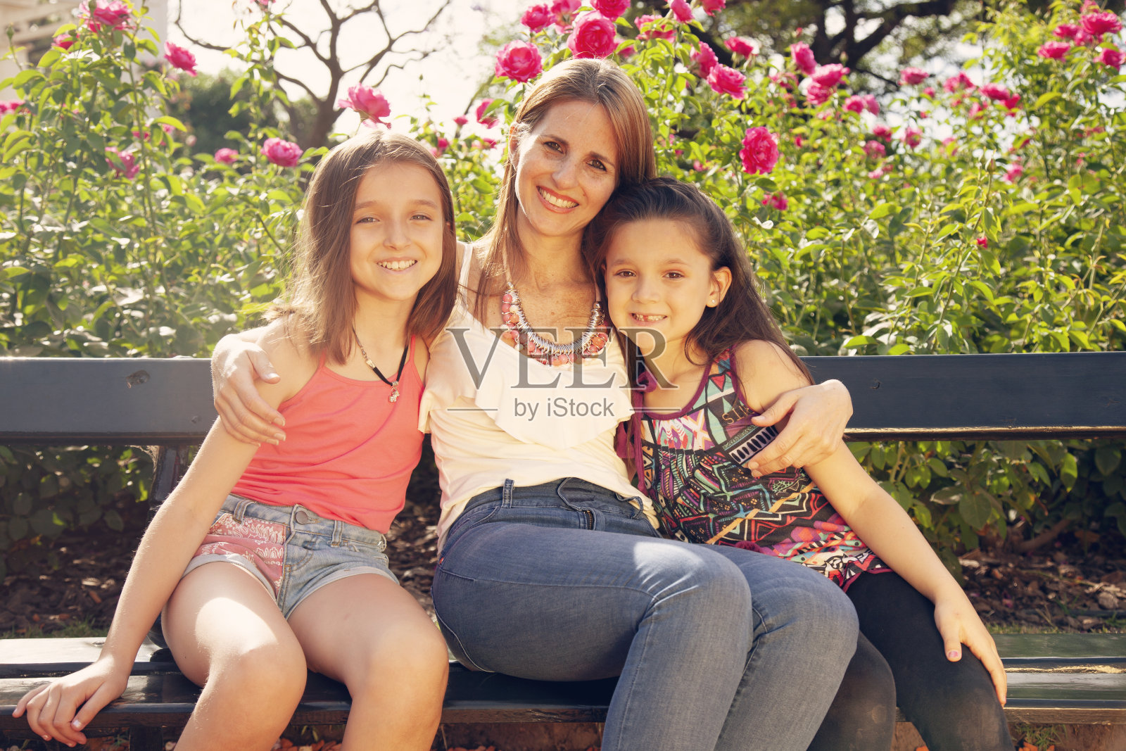 母亲和女孩肖像户外在布宜诺斯艾利斯，阿根廷照片摄影图片