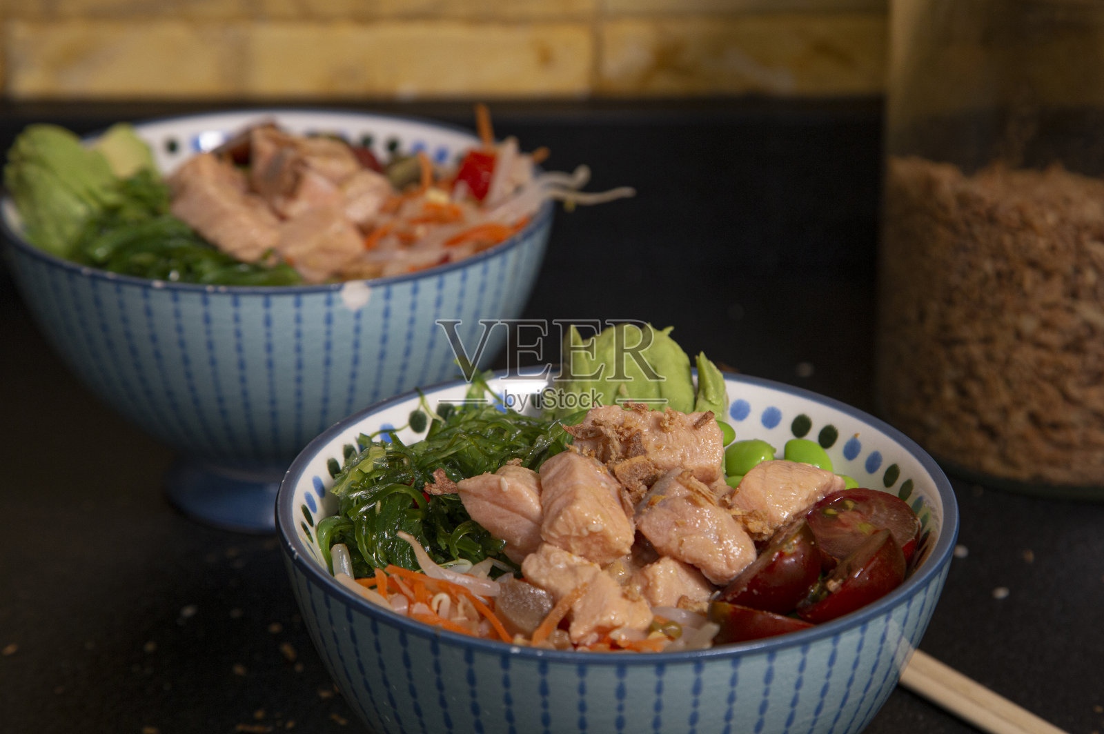 自制鲑鱼，裙带菜，毛豆，鳄梨，豆芽和大米。夏威夷菜。照片摄影图片