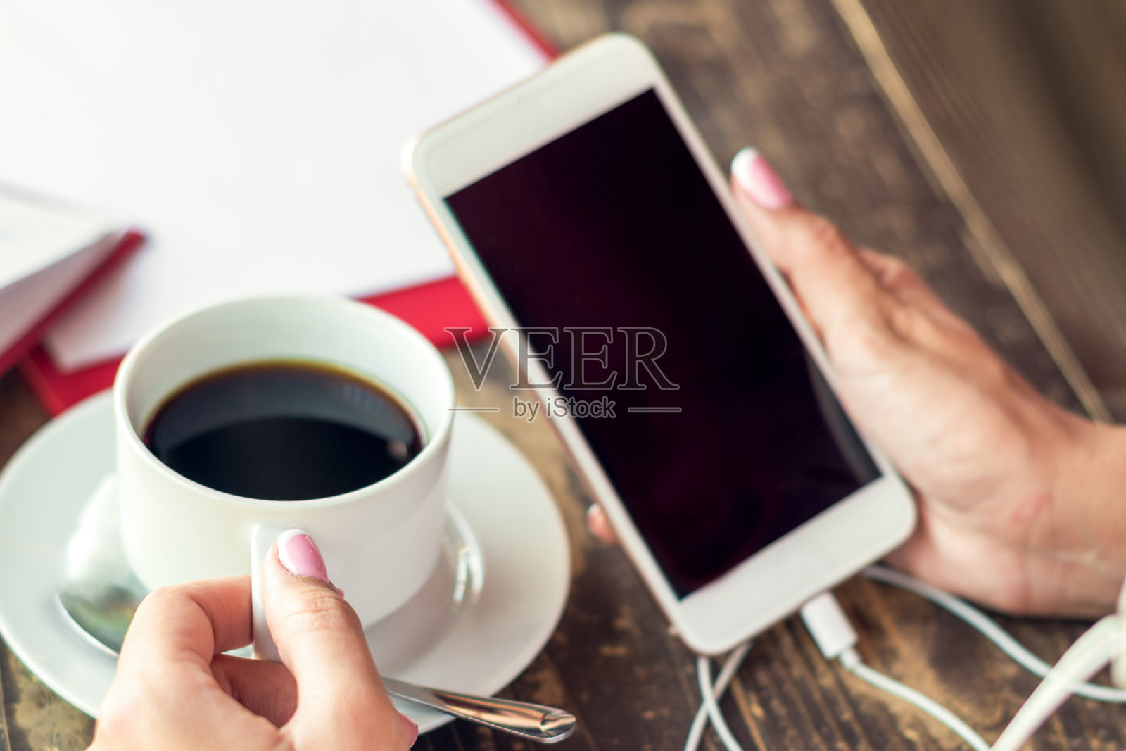 手用手机黑屏。照片摄影图片