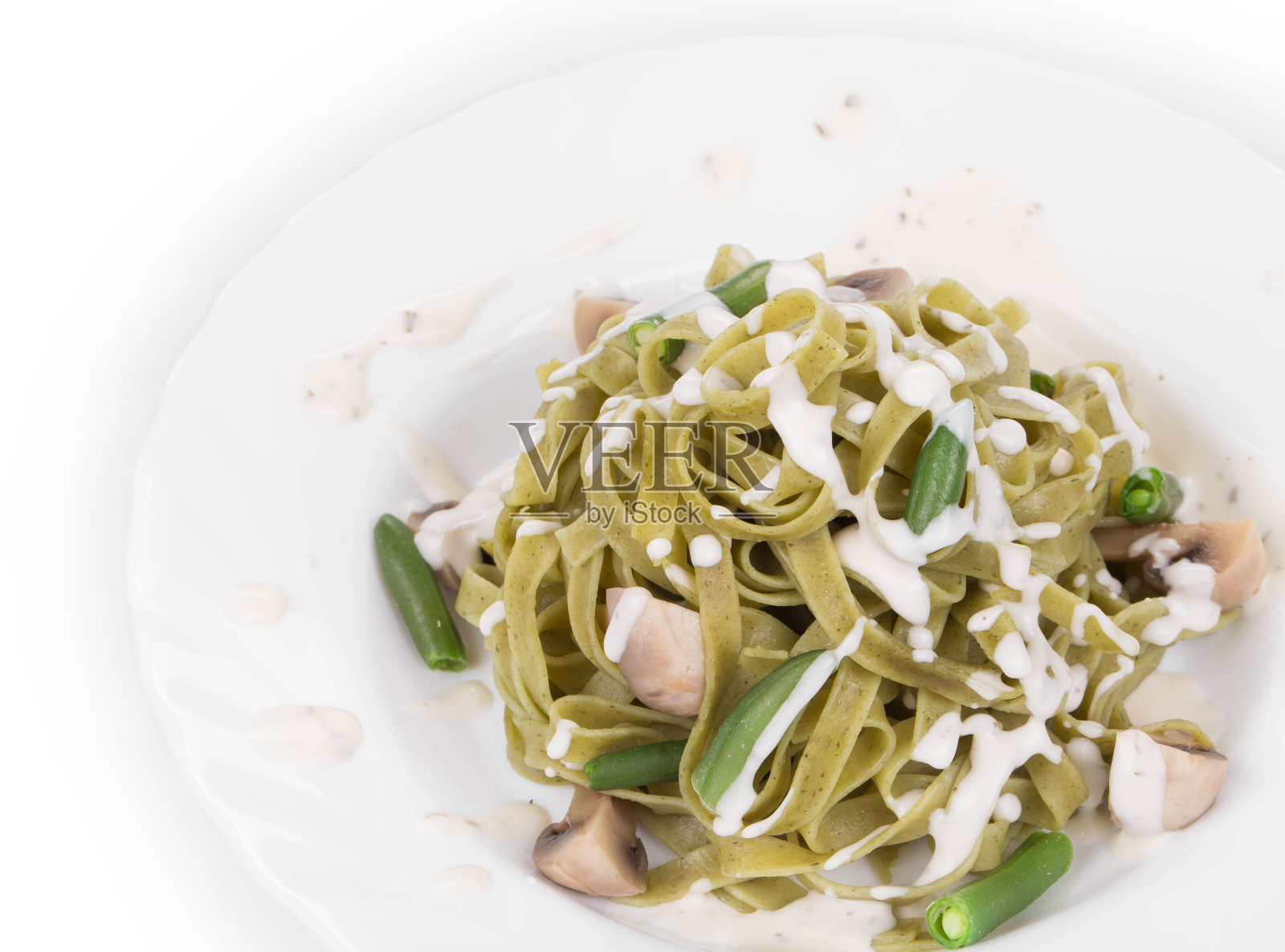 一种含有豆类和蘑菇的菠菜干面条。照片摄影图片