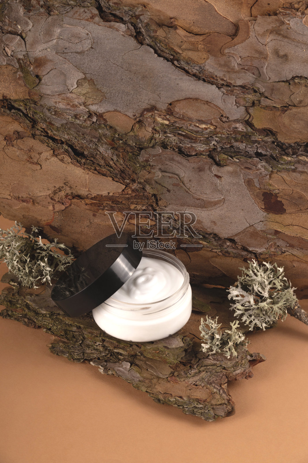 在树皮上涂脸用的奶油。天然保健的概念。照片摄影图片