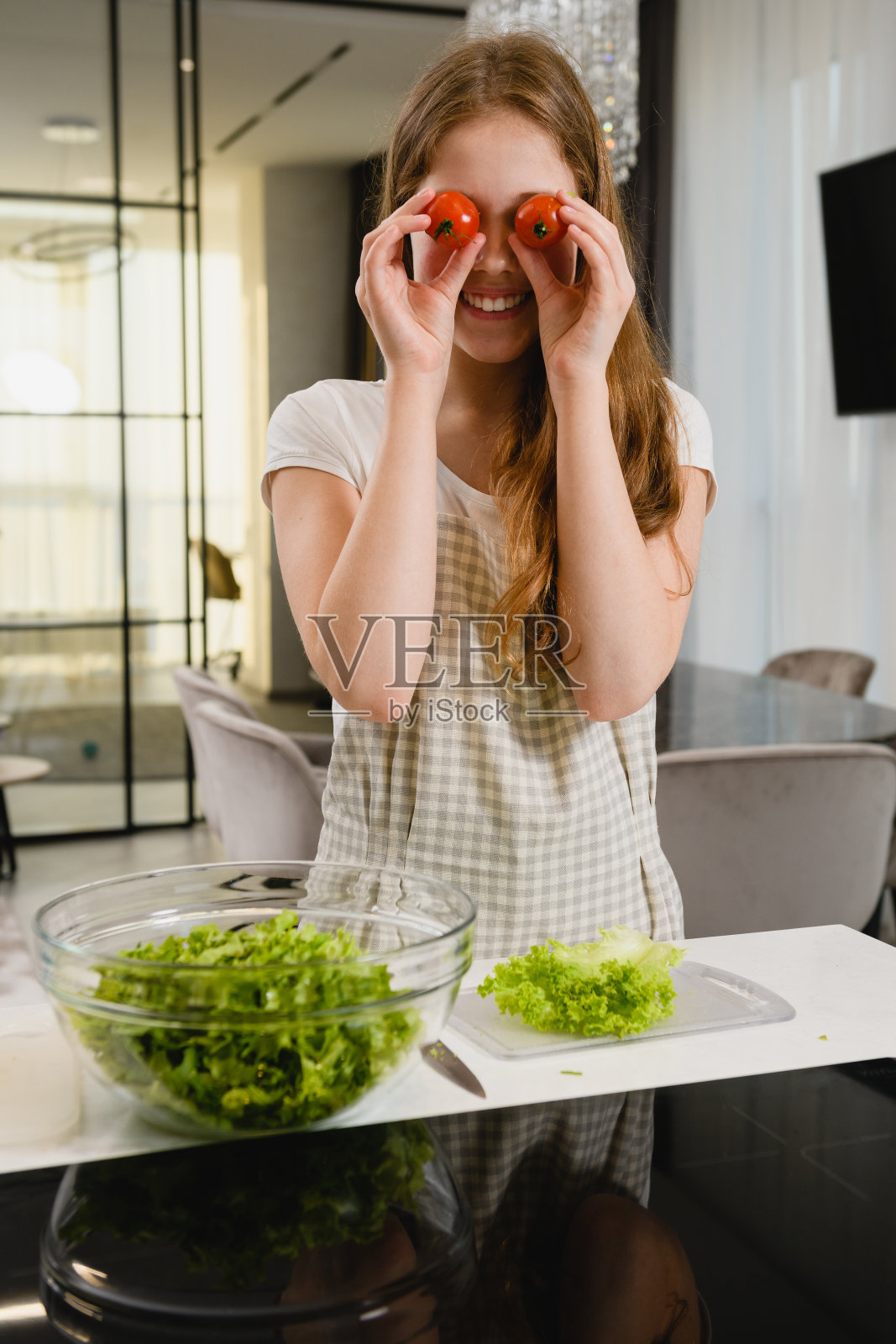 女孩在室内玩小番茄照片摄影图片