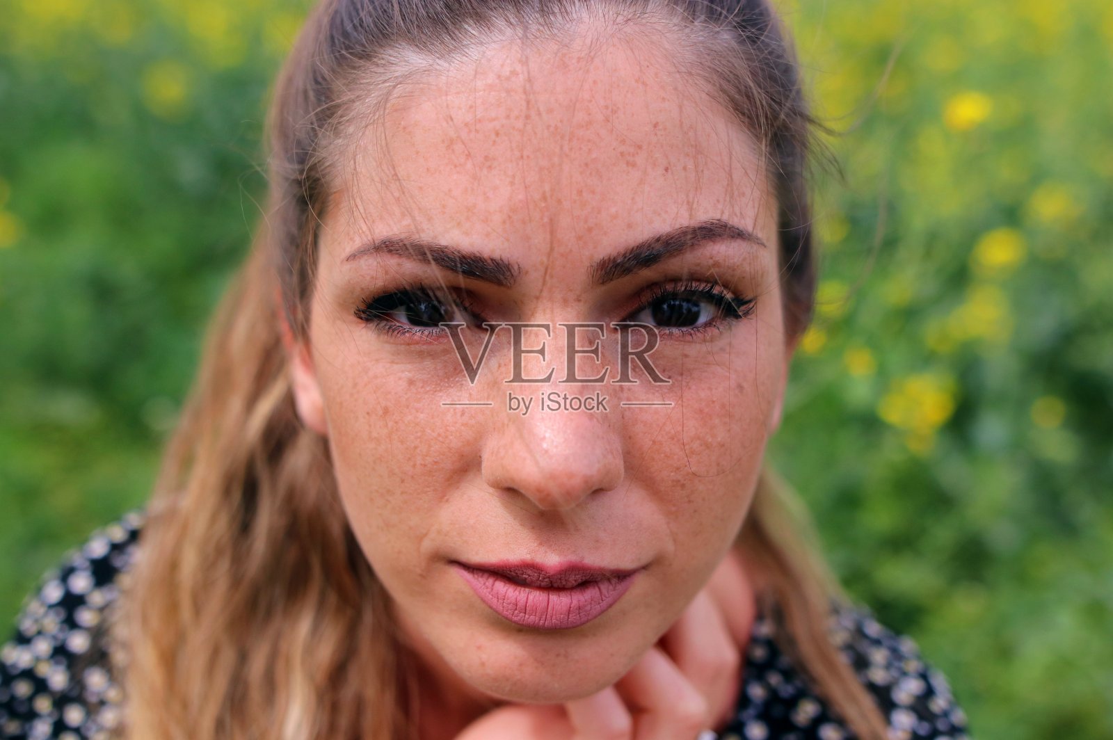 一个长雀斑的女孩的肖像照片摄影图片