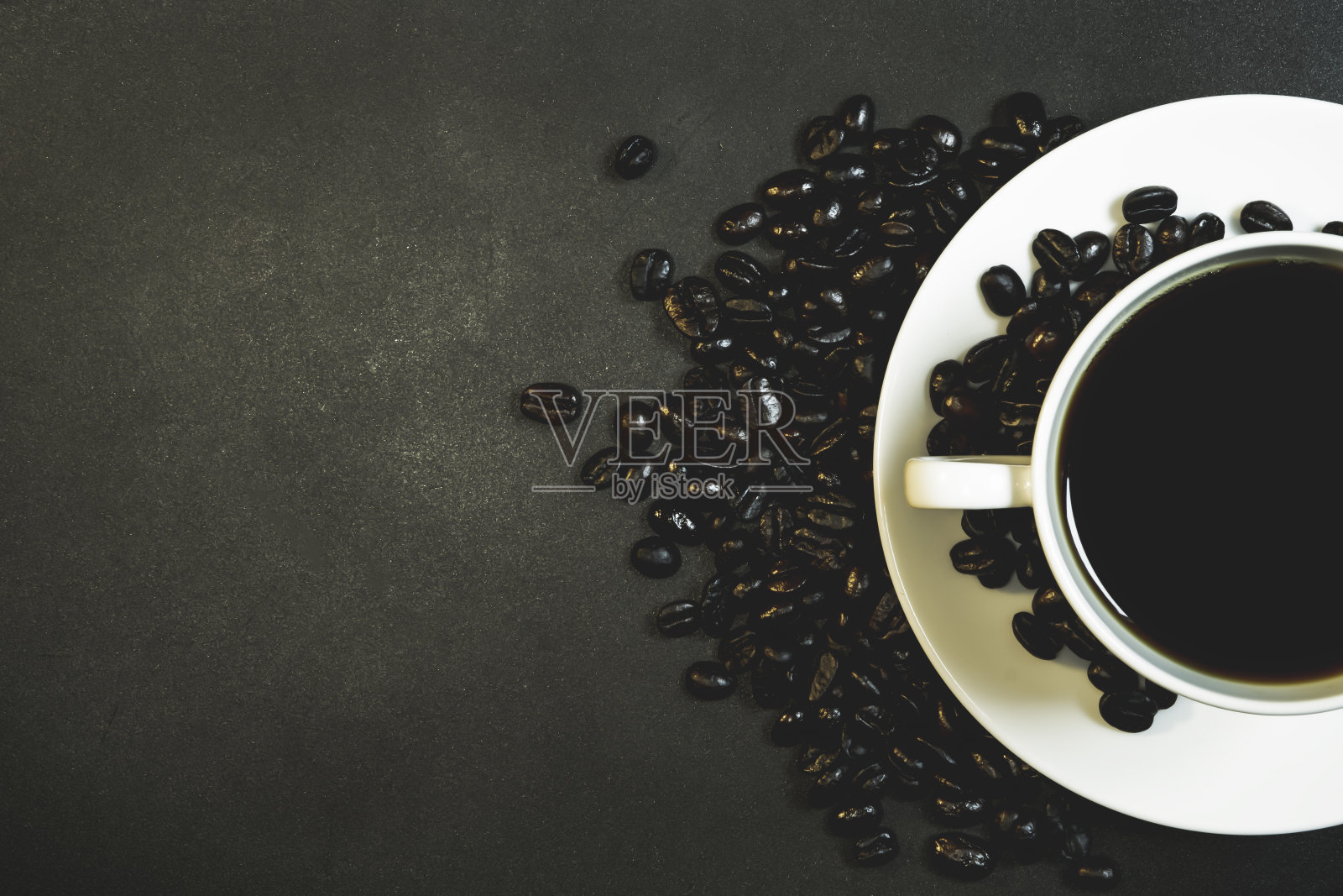 特写热黑咖啡在一个白色的咖啡杯在深灰色的石头厨房桌子的背景纹理顶视图装饰与烘焙咖啡豆静物与复制空间照片摄影图片