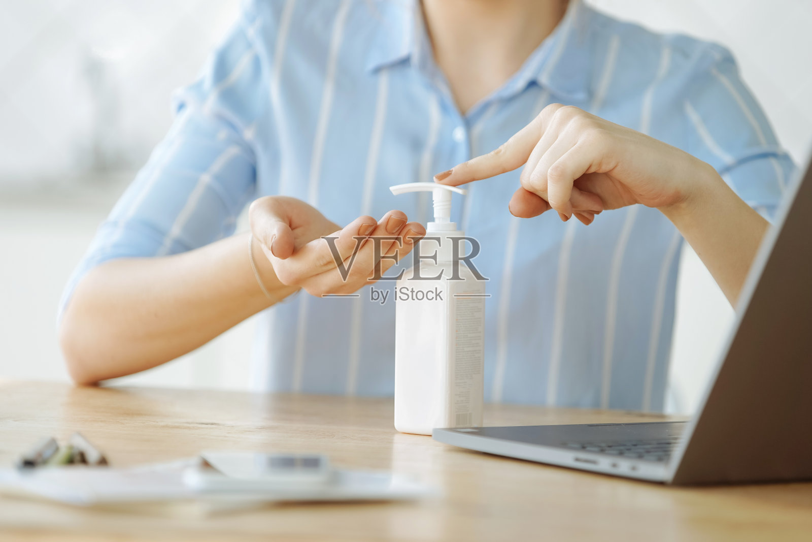 用洗手液洗手的女人照片摄影图片