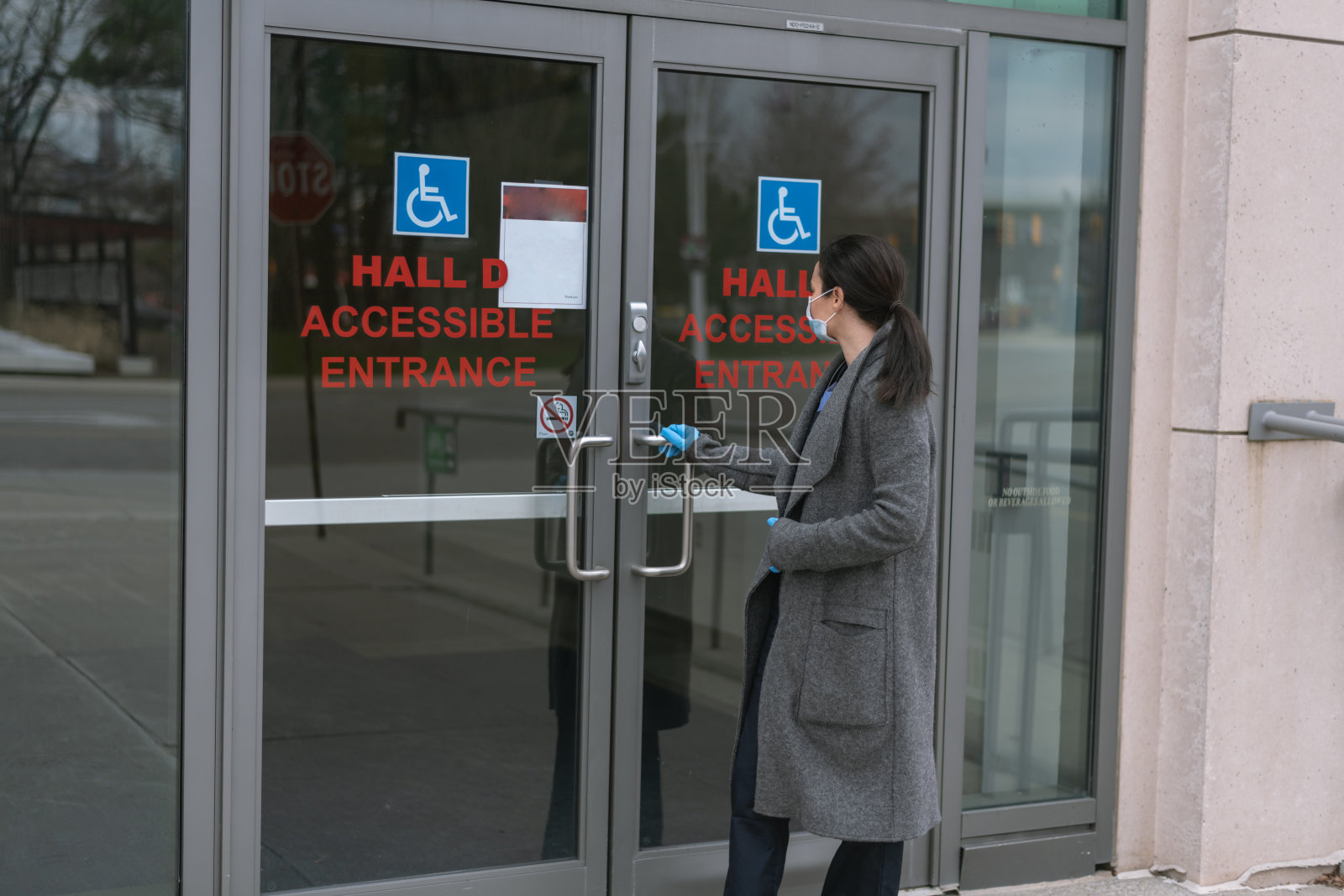 一位护士到医院换班照片摄影图片