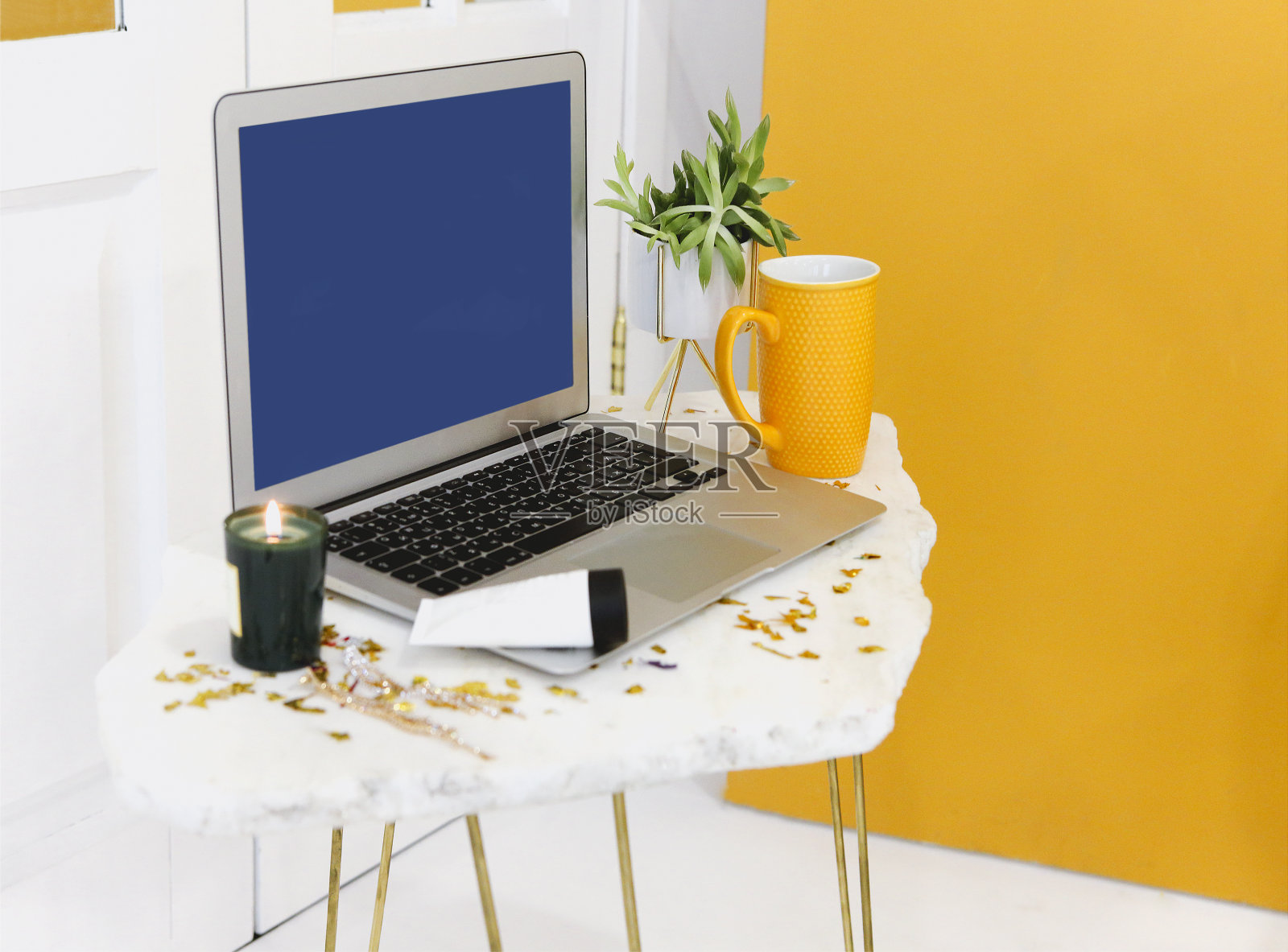 带笔记本电脑和蜡烛的工作场所照片摄影图片