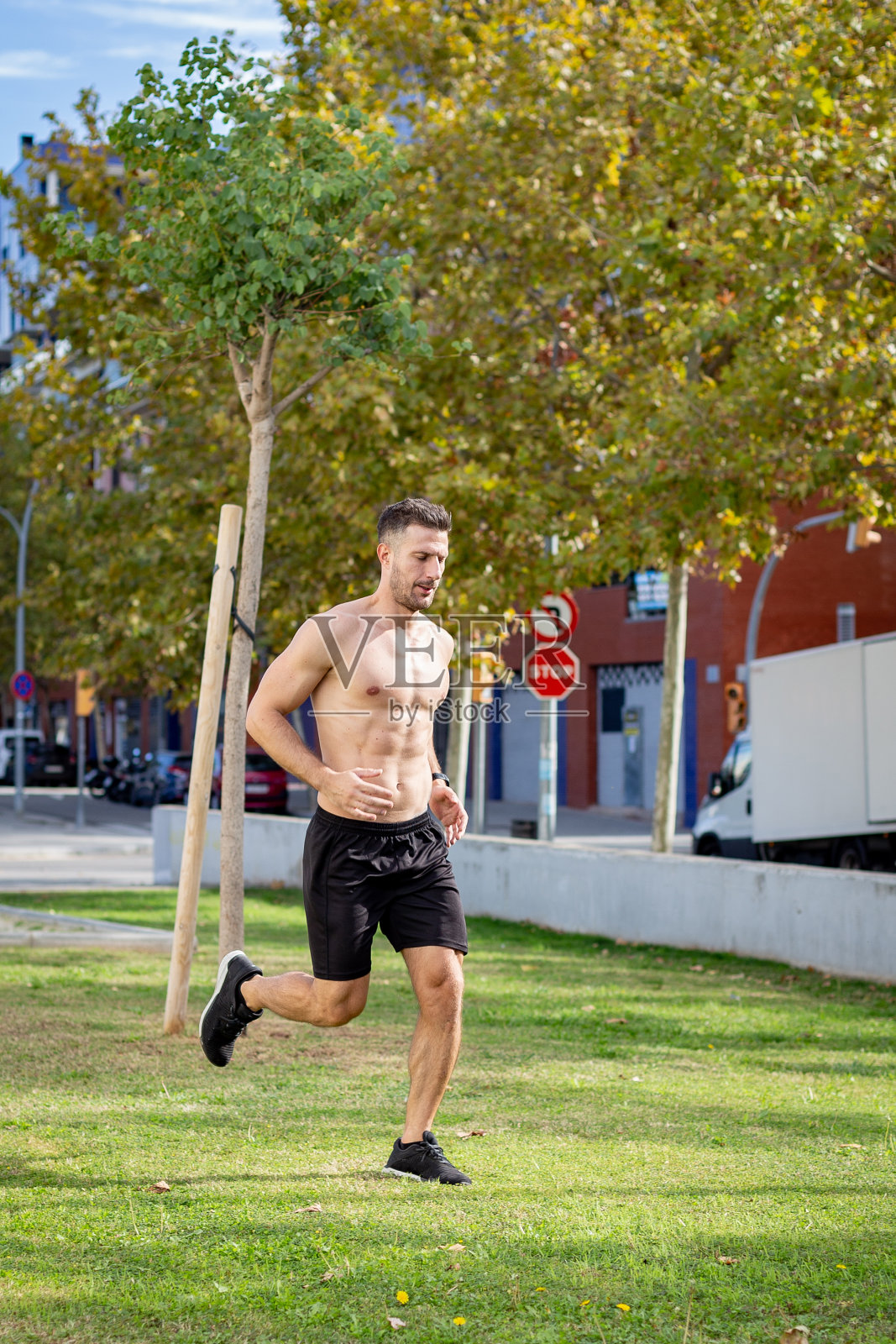 英俊的年轻人为了健康在公园里跑步照片摄影图片