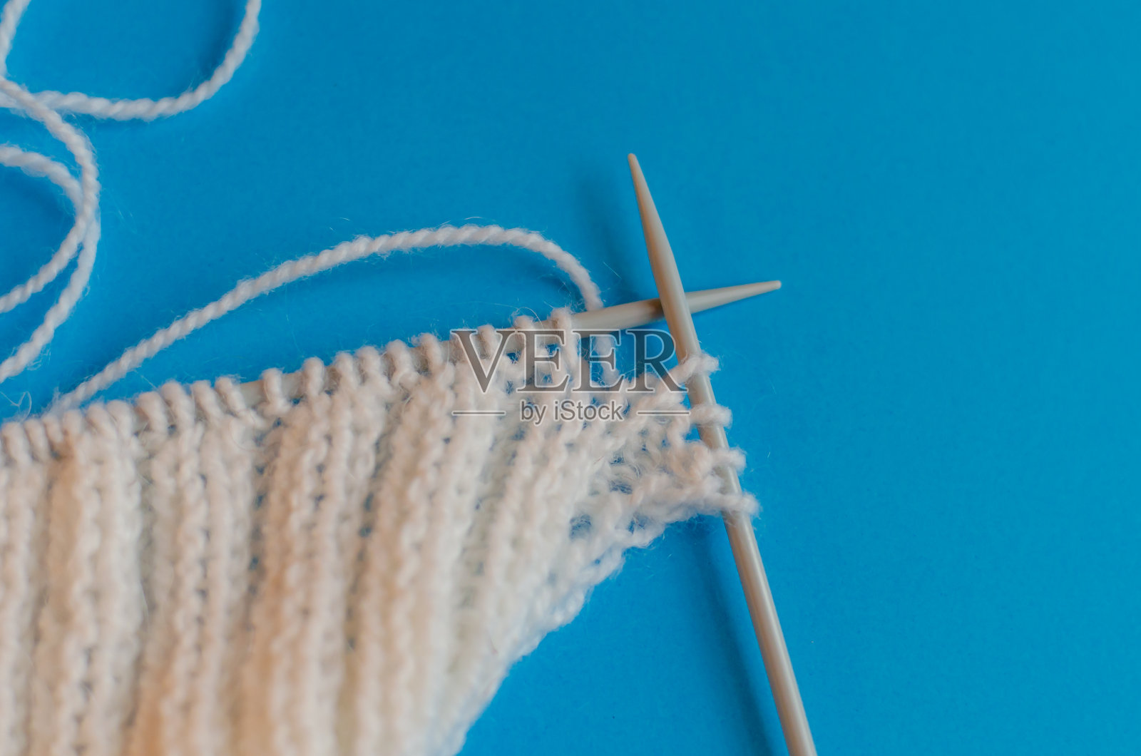 用毛线织围巾。一步一步。学习编织。蓝底白线围巾。家庭教育照片摄影图片