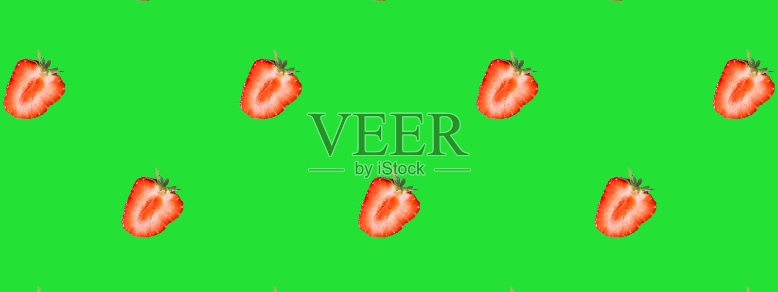 用草莓片在绿色背景上制作的无缝图案。照片摄影图片