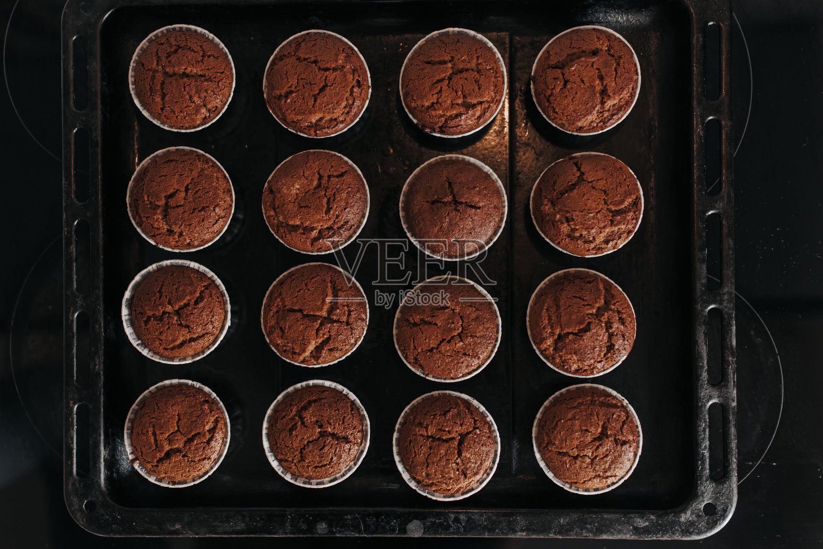 巧克力松饼面包店。烤盘上的布朗尼纸杯蛋糕。在家烘焙，在家烘焙。照片摄影图片