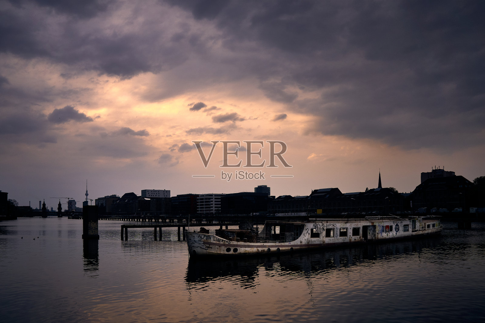 傍晚在河边照片摄影图片