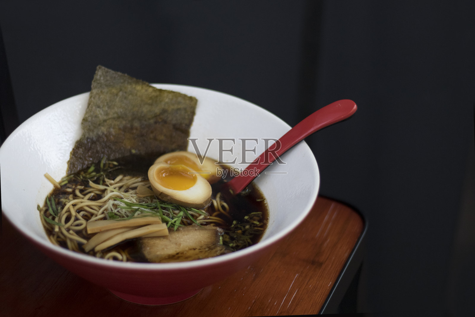 黑色背景下的日本拉面照片摄影图片
