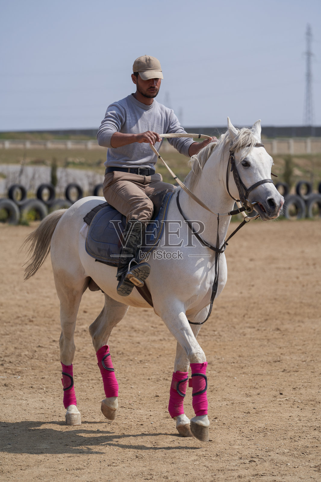 户外活动中的骑马者。骑在马上的年轻人照片摄影图片