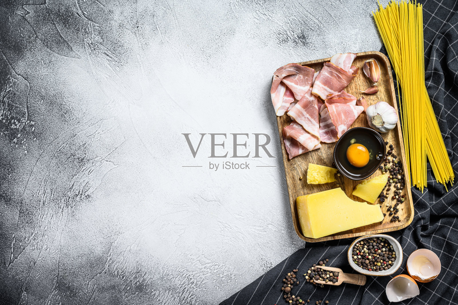 意大利干酪意面的原料。传统的意大利美食。灰色的背景。前视图。本空间照片摄影图片