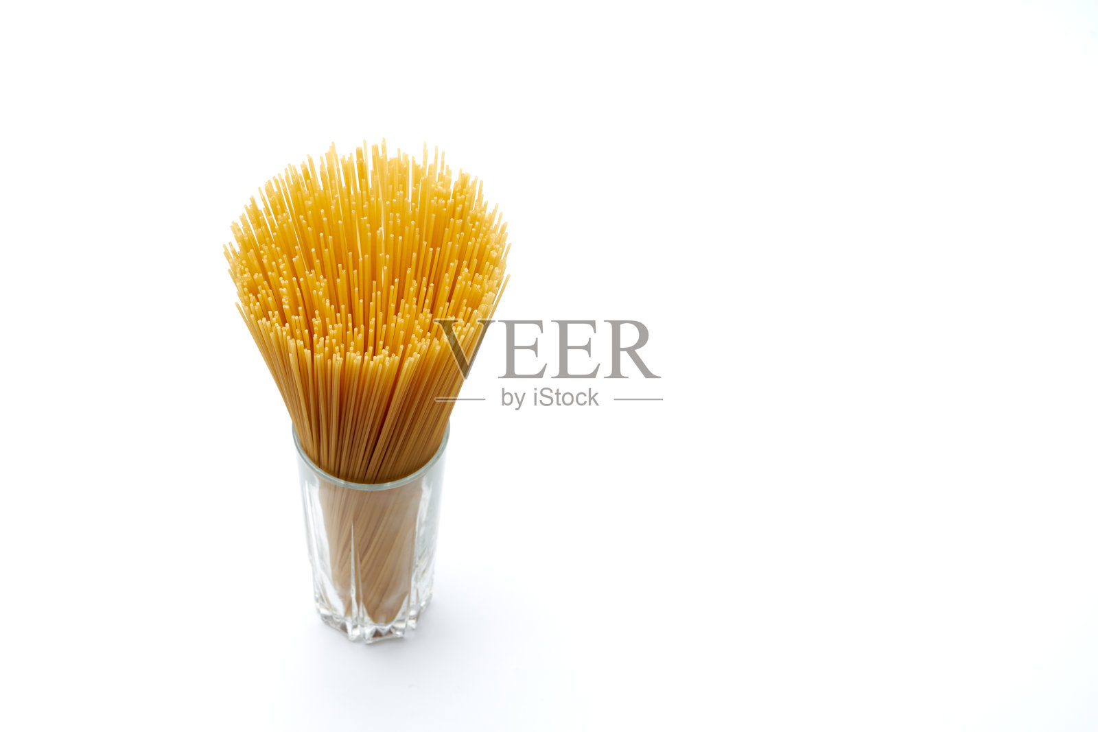 生意大利面在一个玻璃孤立的白色背景照片摄影图片