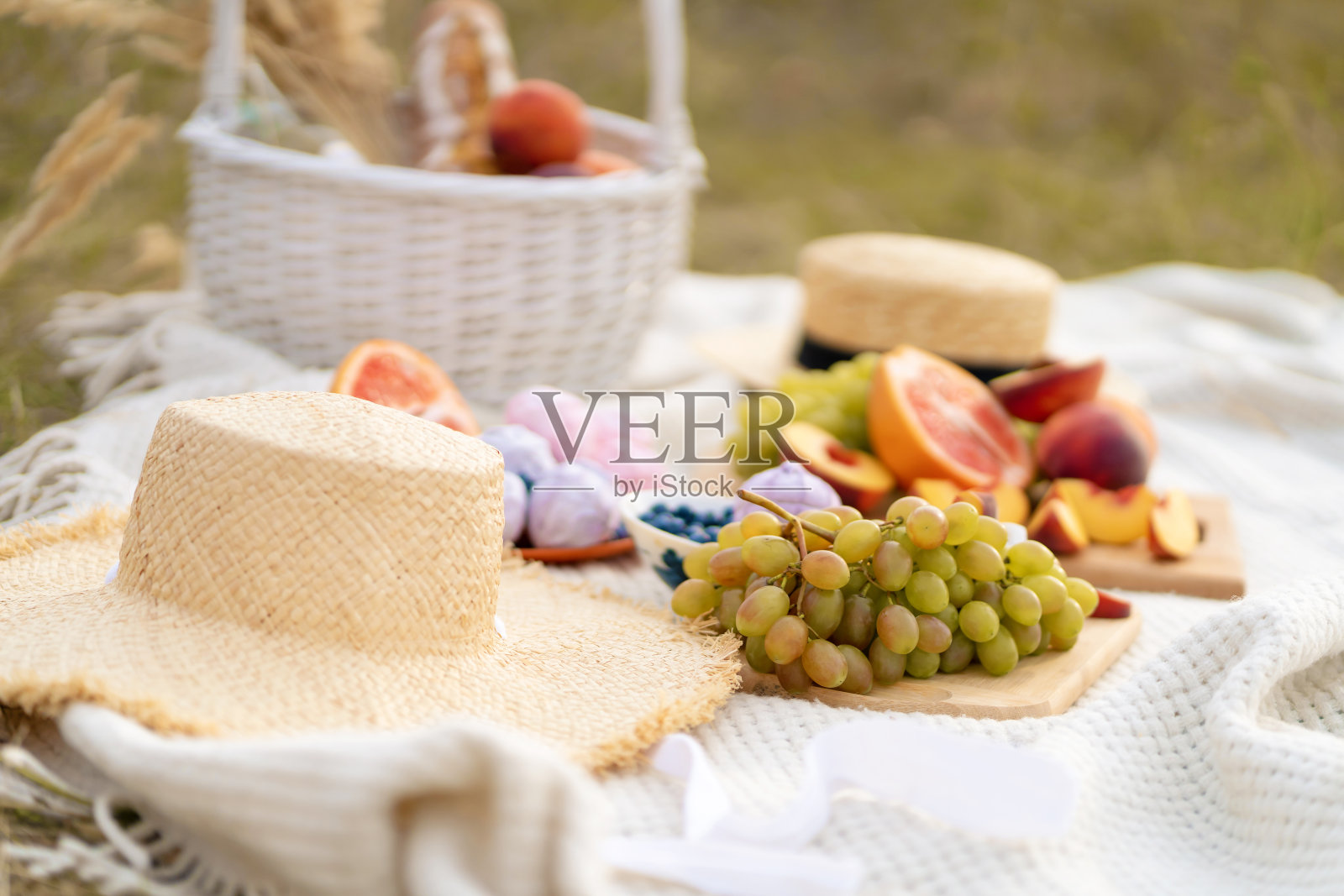 白色毯子上的时髦夏日野餐。照片摄影图片