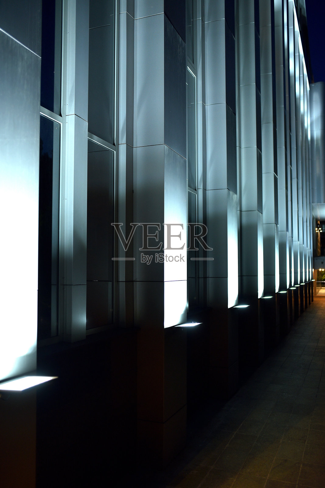 行政大楼夜间背光宏观照片，泛光灯照片，建筑物照明，房屋夜间照明照片摄影图片