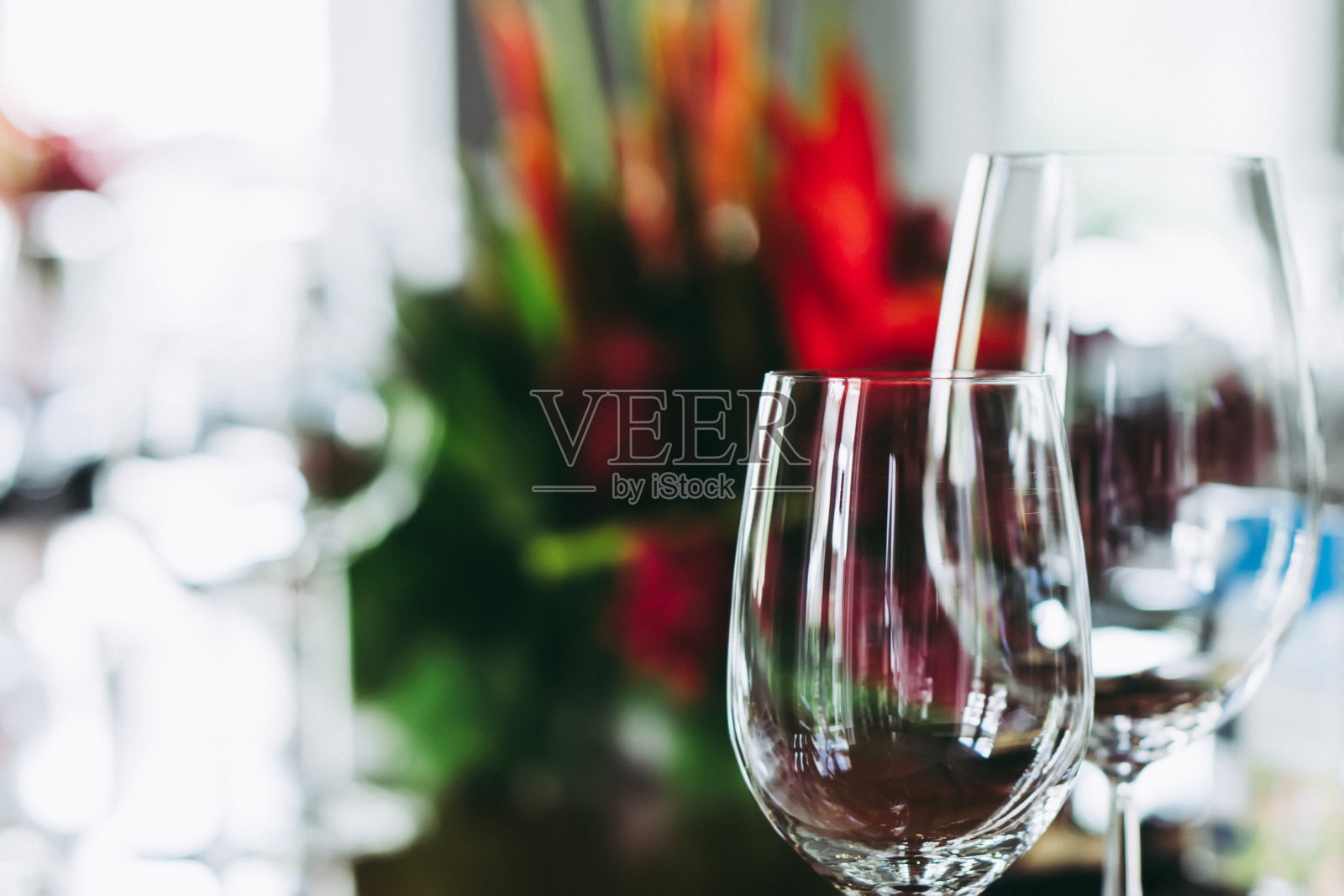 在冠状病毒隔离封锁期间，高雅豪华餐厅空空如也，关闭关闭，没有顾客。美食精品餐饮企业陷入危机融资破产。取消活动，庆祝，聚会，婚礼照片摄影图片