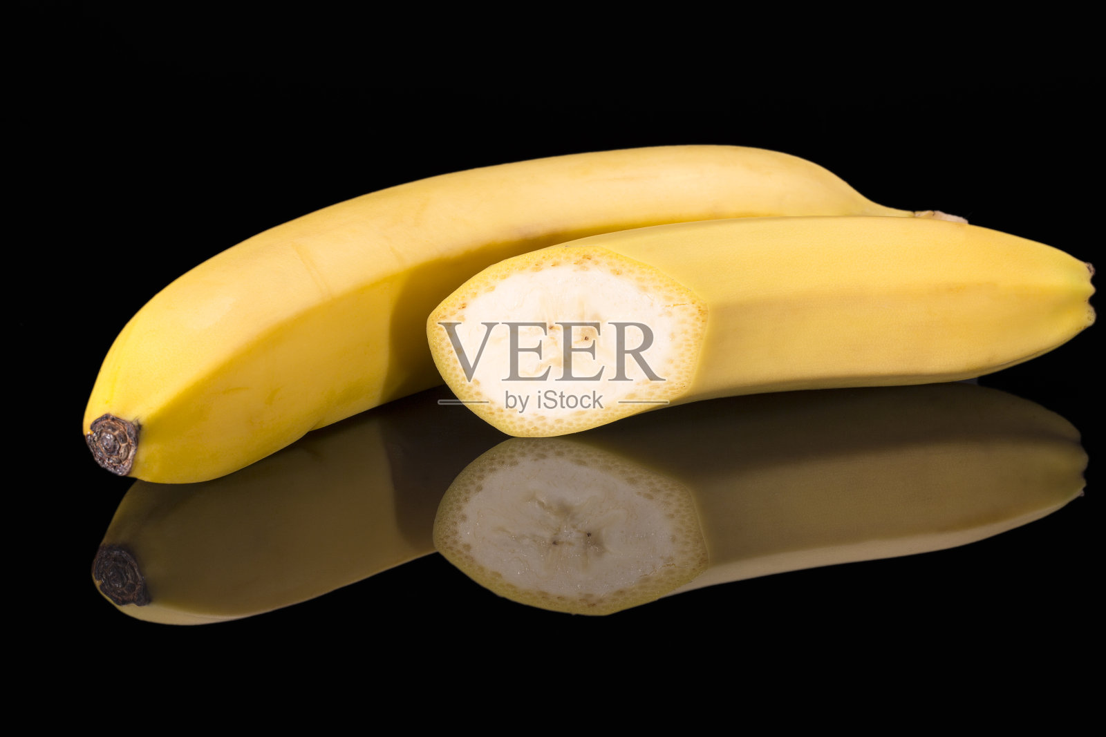 果实的黄色板南，在黑色的背景上反射照片摄影图片