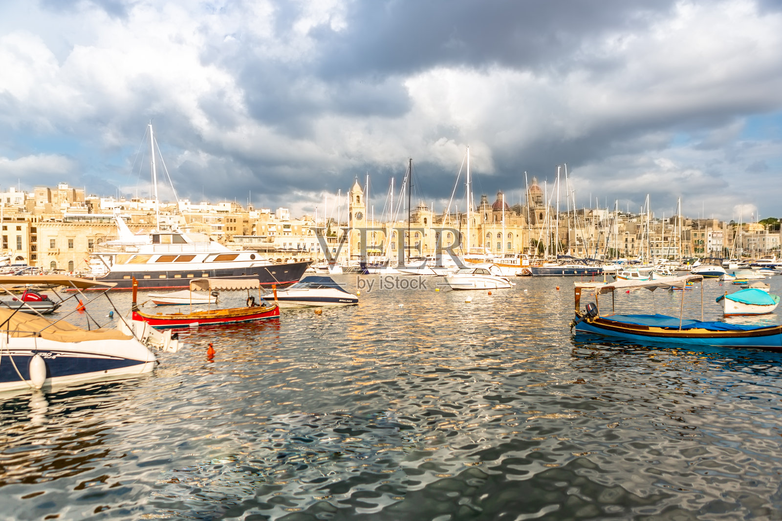 马耳他，马耳他岛瓦莱塔港的船只。照片摄影图片