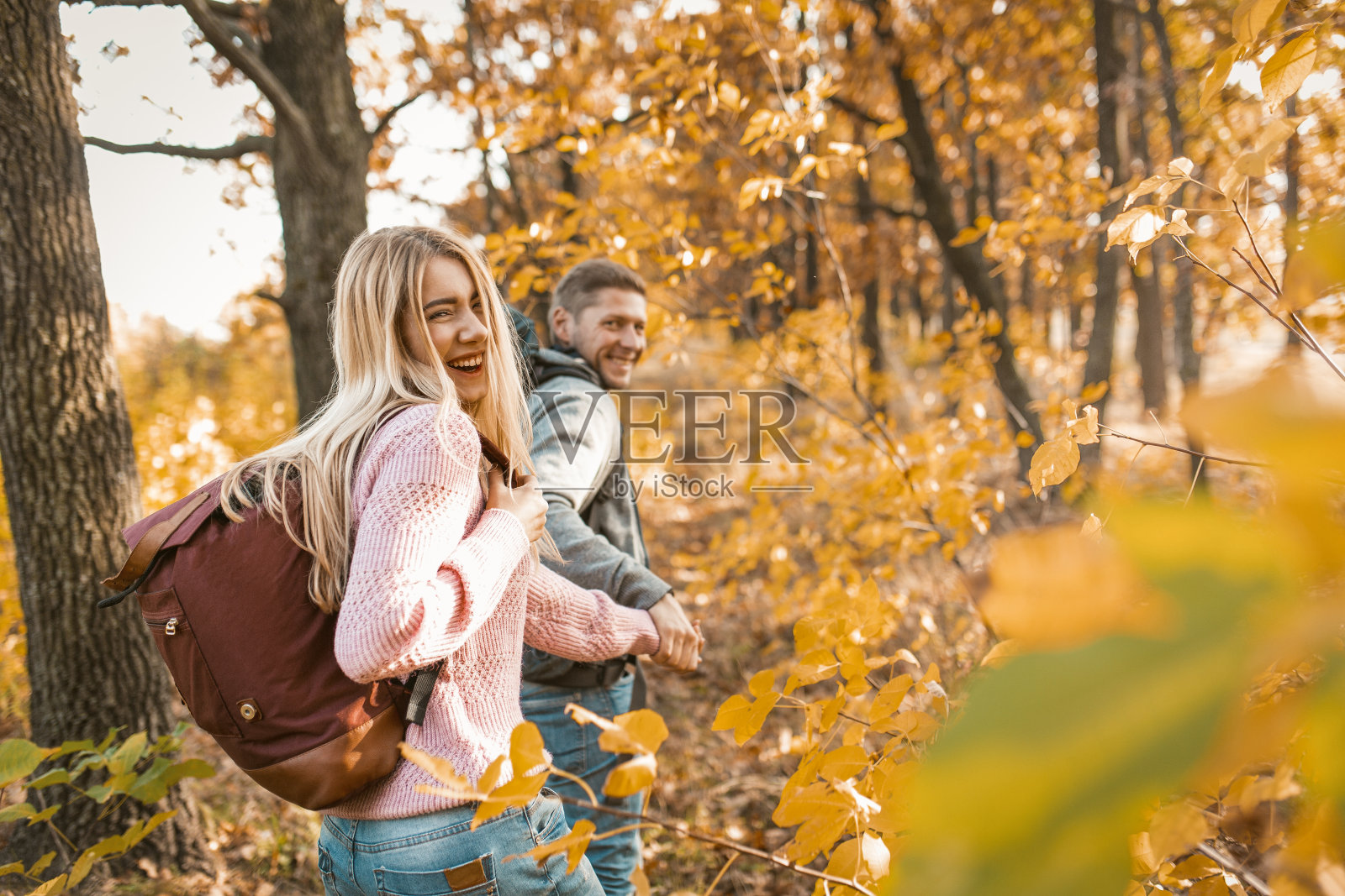快乐的旅行者笑着回头看相机照片摄影图片