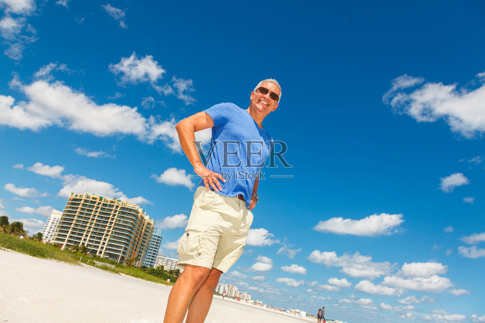 《海滩帅哥照片摄影图片