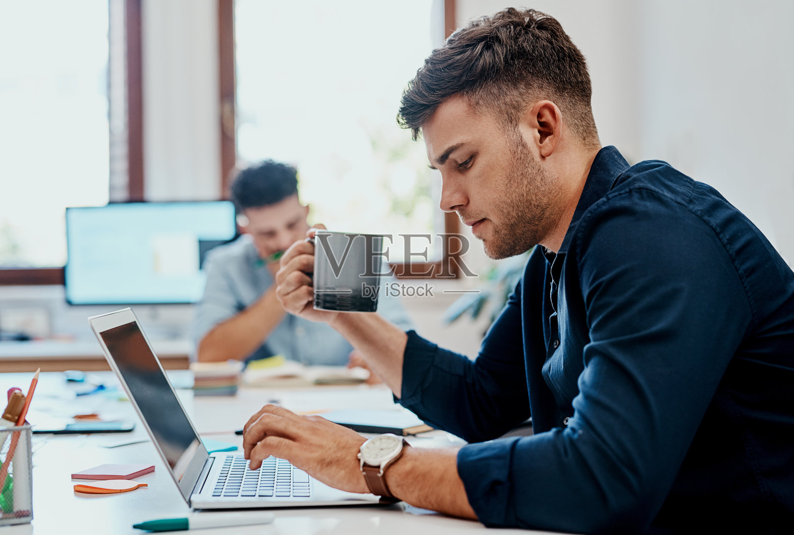 一手拿着咖啡，一手拿着工作照片摄影图片