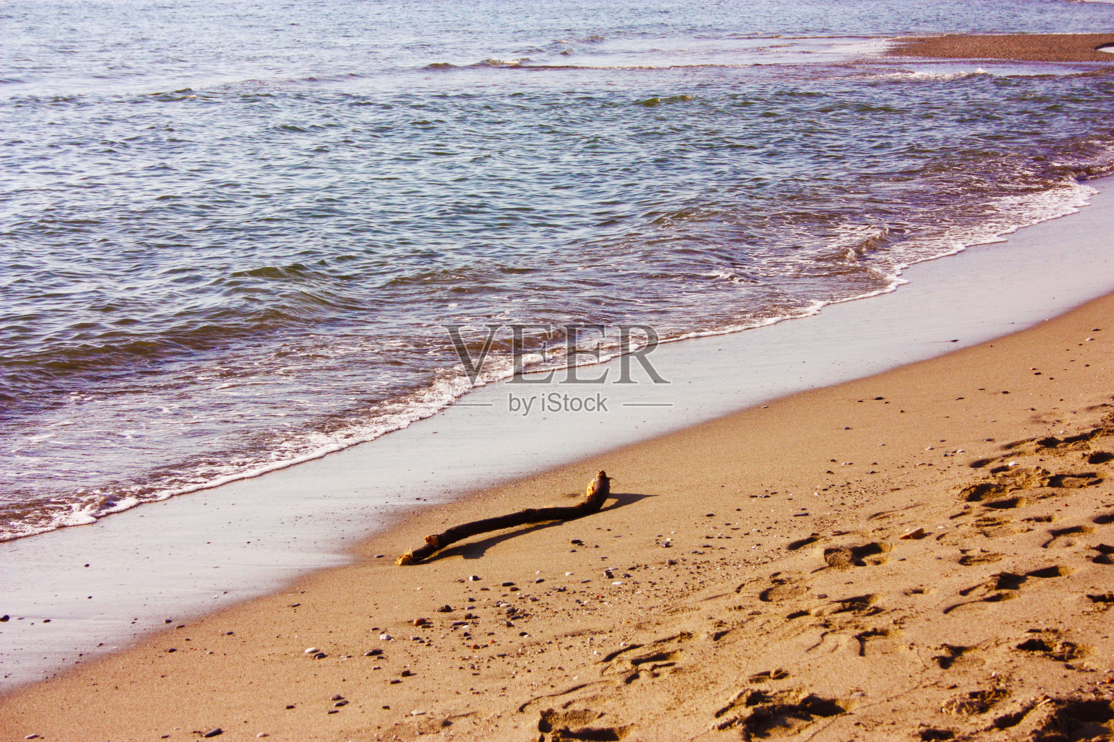 海边沙滩上的水坑照片摄影图片