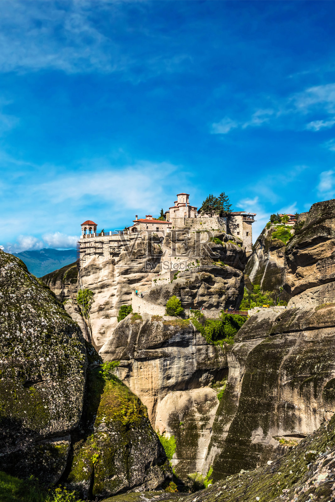 希腊迈特拉修道院的岩石上悬着神秘的东西照片摄影图片