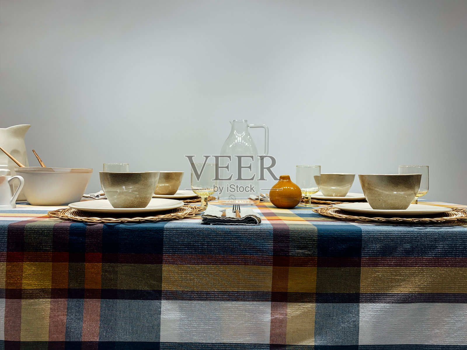 在灰色背景上吃饭的桌子照片摄影图片