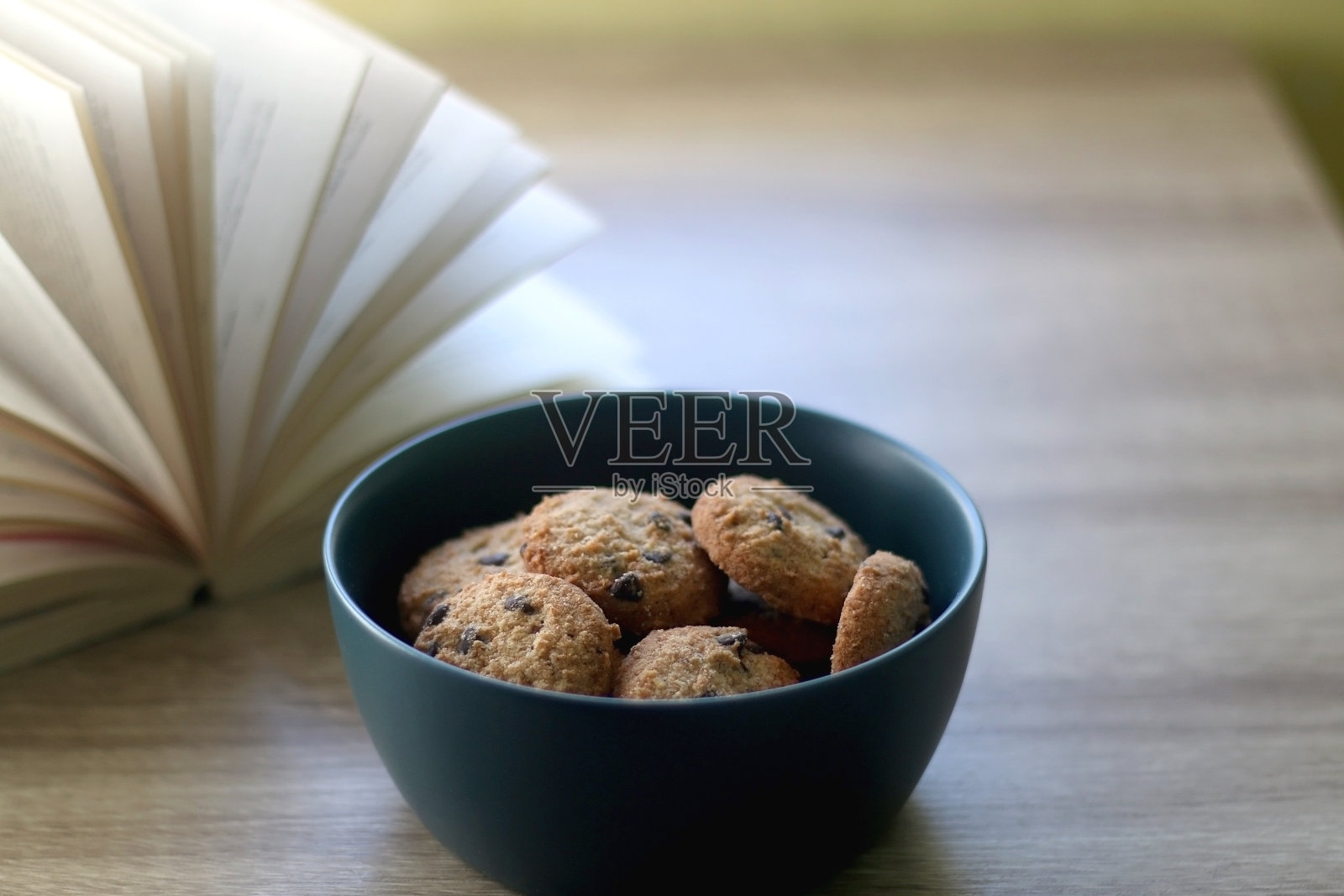 饼干和书照片摄影图片