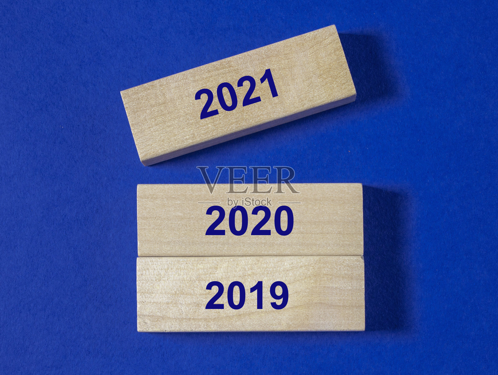 2019 / 2020 / 2021年的木块上的深蓝色背景照片摄影图片