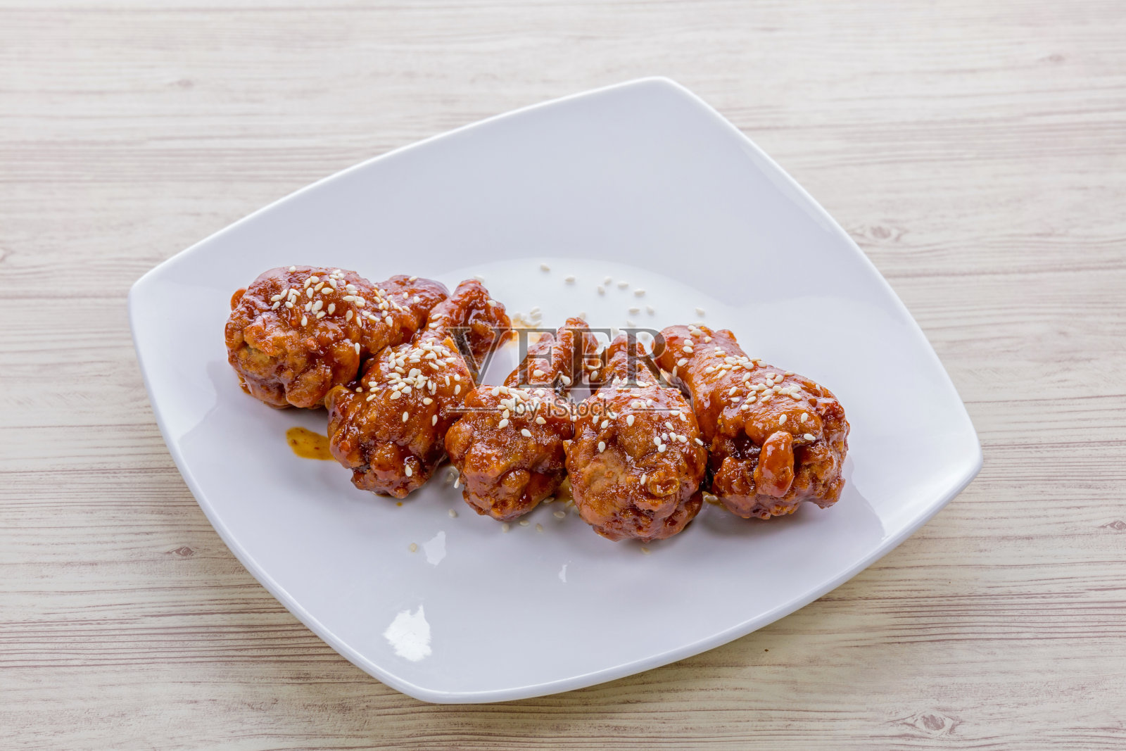 白色盘子上的油炸支票照片摄影图片