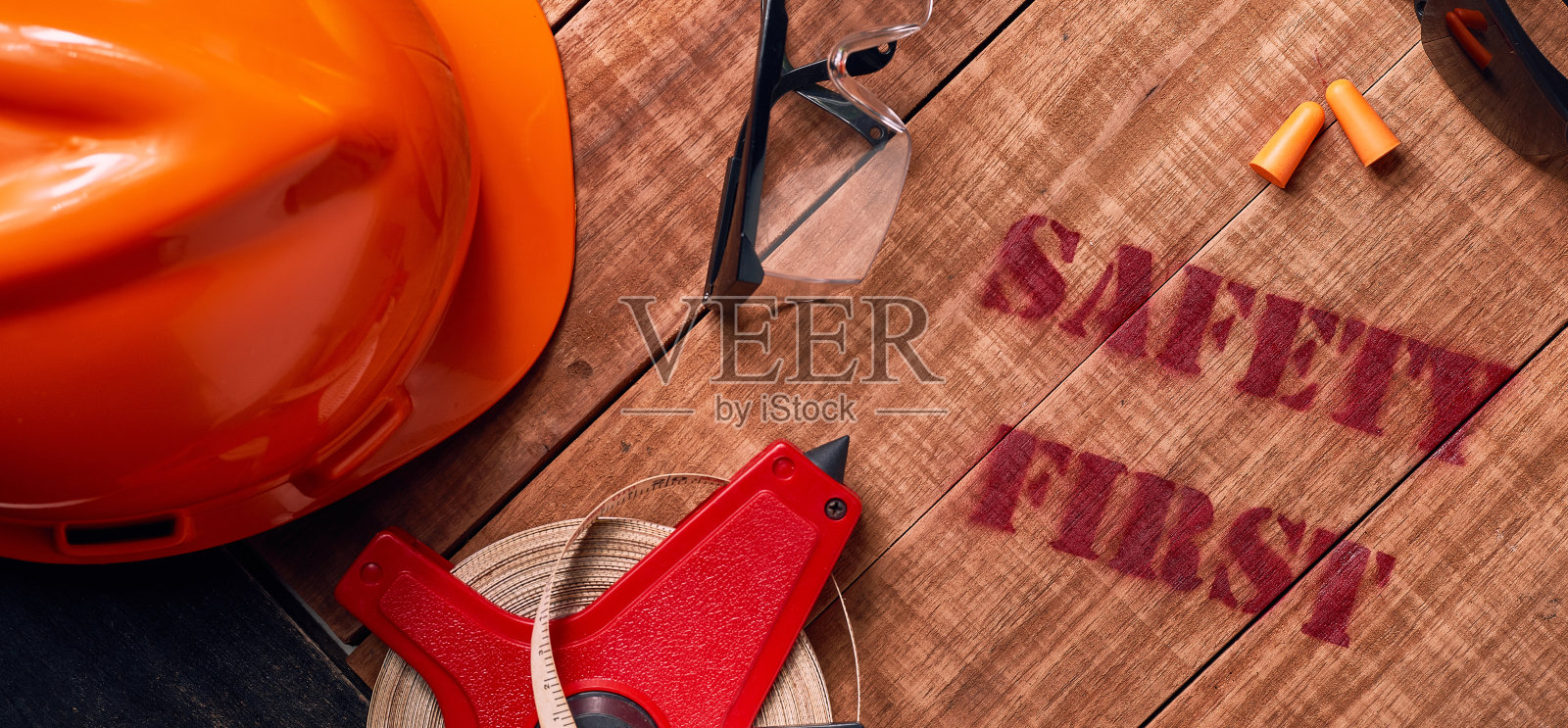 安全第一的标志横幅上有个人防护装备照片摄影图片