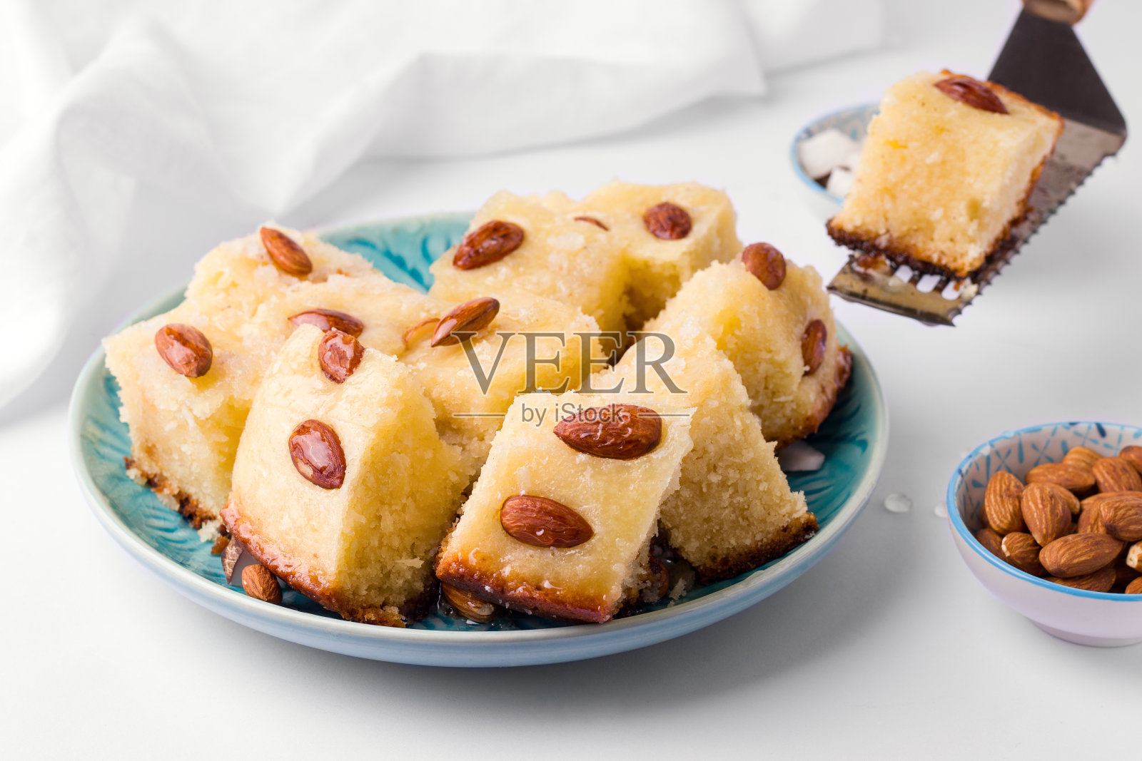 白色背景下的阿拉伯甜点巴巴酥照片摄影图片